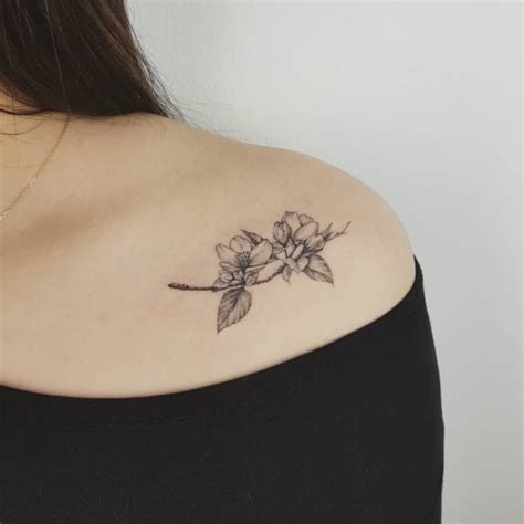 tatoo para mujer en el pecho|Tatuajes femeninos para el pecho